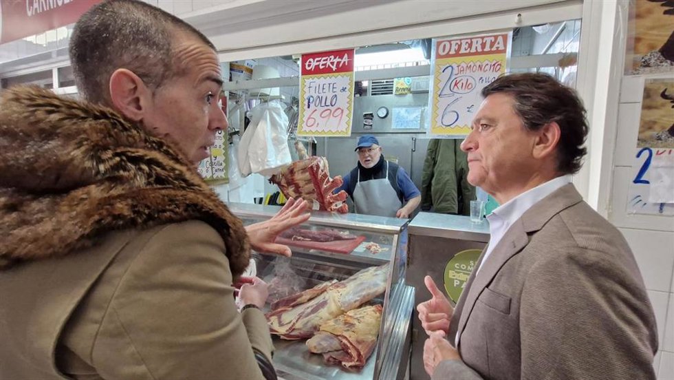 El delegado territorial de Empleo, Empresa y Trabajo Autónomo de la Junta en la provincia de Cádiz, Daniel Sánchez Román, y el concejal responsable de Comercio en el Ayuntamiento de El Puerto, David Calleja, en un puesto del mercado.