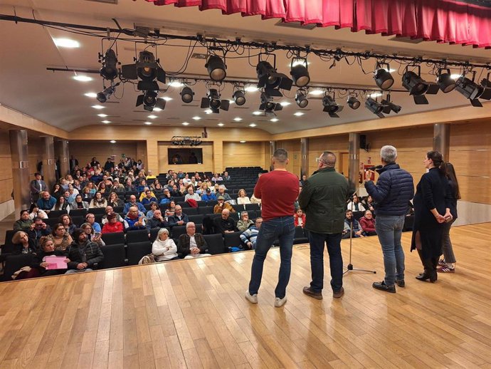 El alcalde de Bailén, de espaldas en el centro, en una de las reuniones con los vecinos.