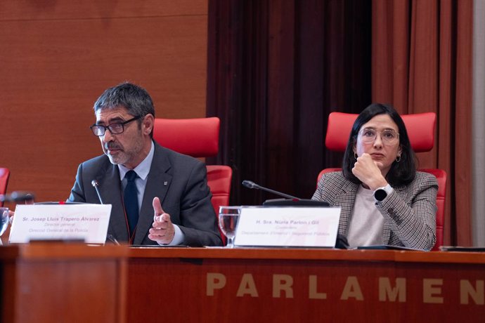 La consellera d'Interior i Seguretat Pública de la Generalitat, Núria Parlon, i el director general dels Mossos, Josep Lluís Trapero, en la Comissió d'Interior del Parlament