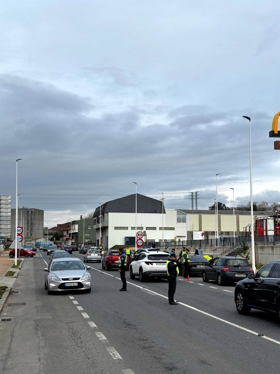 Control de tráfico llevado a cabo por la Policía Local y la Guardia Civil en Carballo