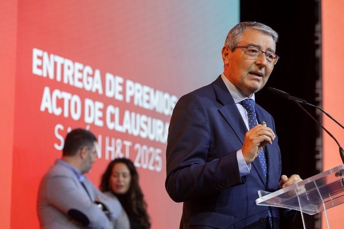 El presidente de la Diputación de Málaga y de Turismo Costa del Sol, Francisco Salado, durante la clausura del Salón de la Innovación en Hostelería H&T.