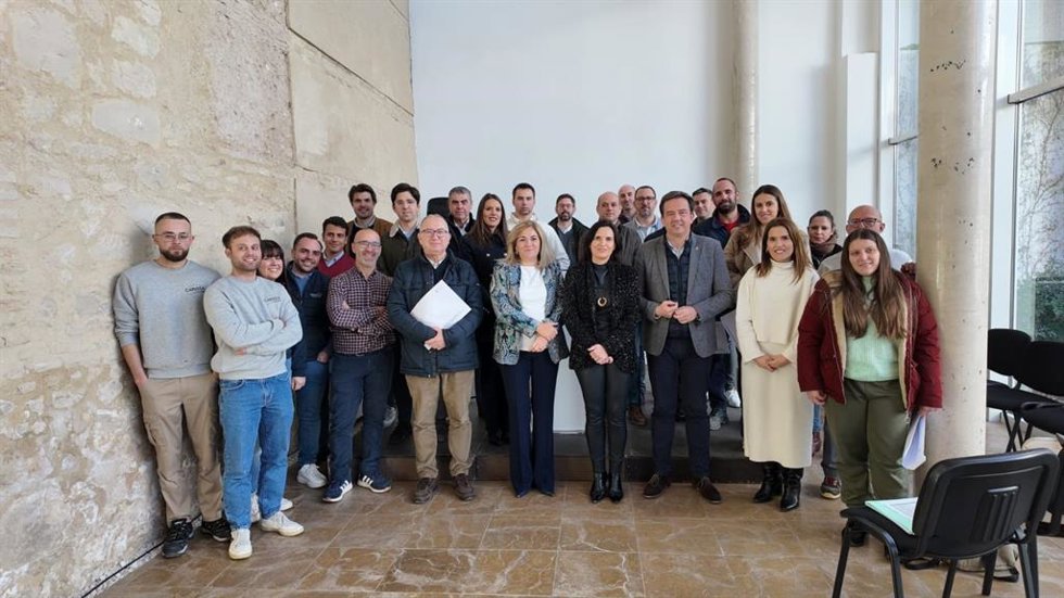 Autoridades y beneficiarios al finalizar el acto.
