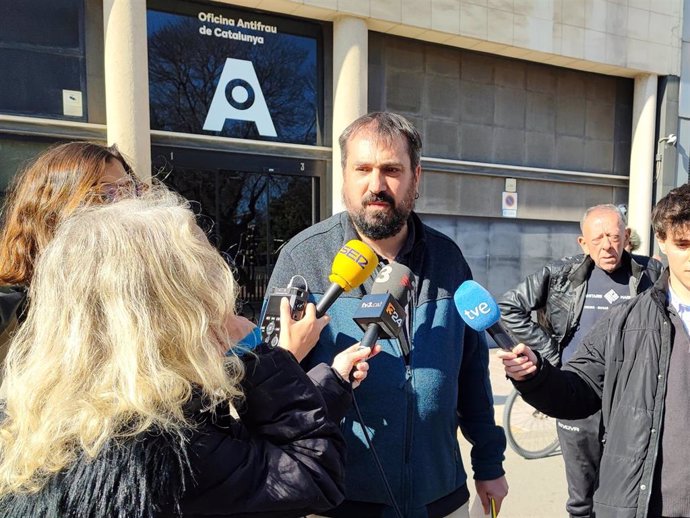 El diputado de la CUP en el Parlament Dani Cornellà en una atención a los medios frente a la sede de la Oficina Antifrau de Catalunya, a 5 de febrero de 2025, en Barcelona (Catalunya)