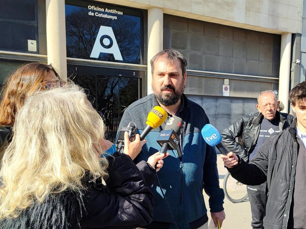 El diputado de la CUP en el Parlament Dani Cornell en una atención a los medios frente a la sede de la Oficina Antifrau de Catalunya, a 5 de febrero de 2025, en Barcelona (Catalunya)