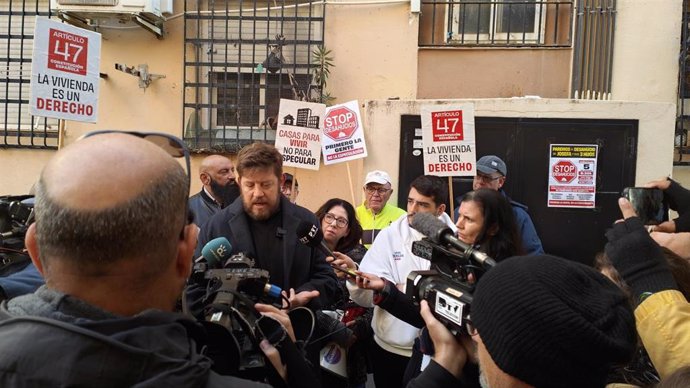 El concejal portavoz de Con Málaga ha estado desde primera hora de este miércoles en la barriada de Las Flores para intentar negociar y ganar tiempo antes del deshaucio de una vecina y sus tres hijos menores de edad.