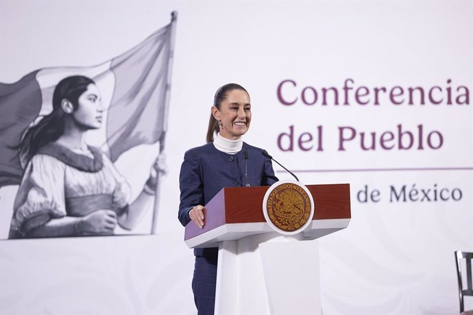 La presidenta de México, Claudia Sheinbaum, durante una rueda de prensa, en el Palacio Nacional, a 3 de febrero de 2025, en Ciudad de México (México). Sheinbaum, ha anunciado que su homólogo estadounidense, Donald Trump, se ha comprometido a pausar durant