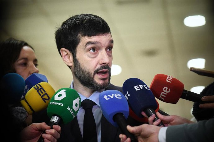 El ministro de Derechos Sociales, Consumo y Agenda 2030, Pablo Bustinduy, atiende a los medios.