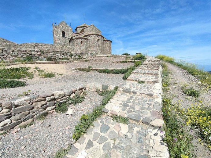 Monasterio de Sant Llorenç del Munt en el pico de La Mola