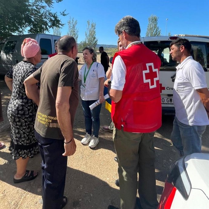 Voluntarios de Cruz Roja visitan un asentamiento.