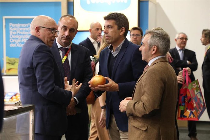 El 'president' de la Generalitat, Carlos Mazón, (c) visita Fruit Logistica 2025