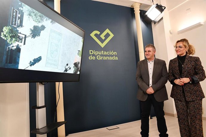 La diputada de Turismo y Patrimonio de la Diputación de Granada, Marta Nievas, y el alcalde de Jérez del Marquesado, José Ángel Pereda