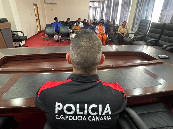 Agente de la Policía Canaria en una sesión formativa en Gambia sobre violencia hacia las mujeres y niños en zonas turísticas