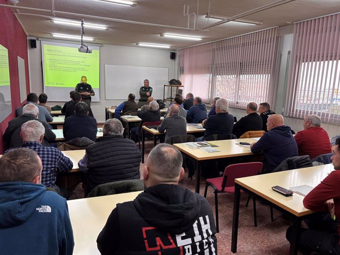 Sesión de uno de los cursos impartidos en la escuela agraria de Tàrrega (Lleida)