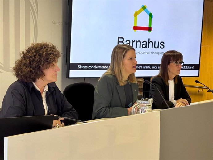 La consellera, Mònica Martínez; la secretaria de Infancia, Adolescencia y Juventud, Teresa Llorens; y la directora general de Atención a la Infancia y la Adolescencia, Isabel Carrasco, durante la rueda de prensa