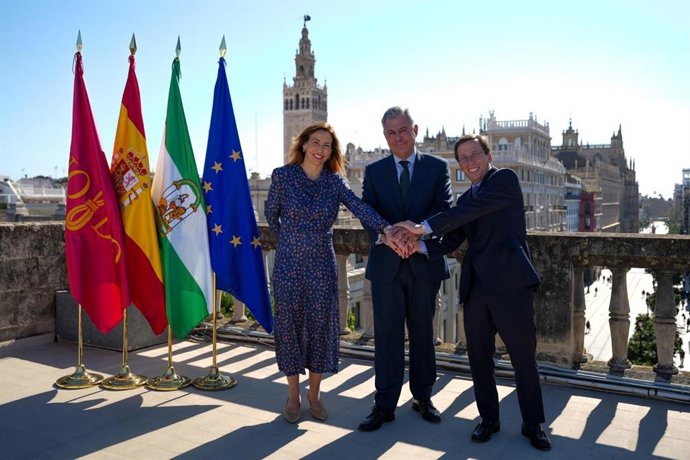 La alcaldesa de Zaragoza, el regidor de Sevilla y su homólogo de Madrid se saludan en la Casa Consistorial tras la visita institucional.