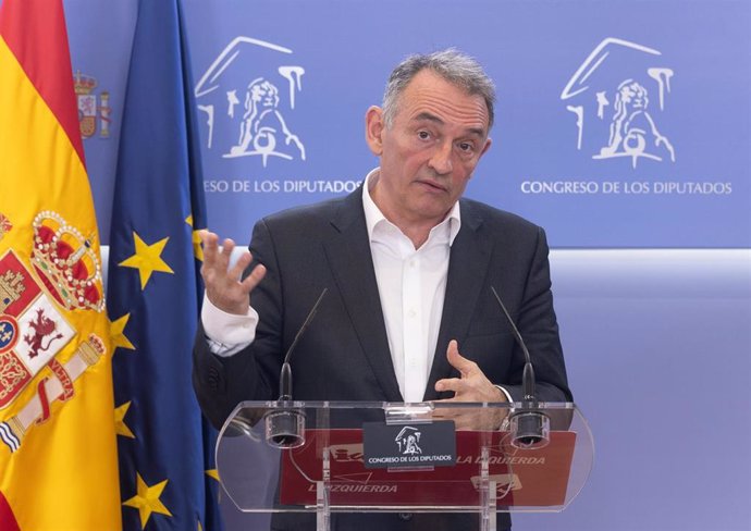 El portavoz de Sumar en la Comisión de Interior del Congreso, Enrique Santiago, durante una rueda de prensa, en el Congreso de los Diputados, a 30 de enero de 2025, en Madrid (España). 