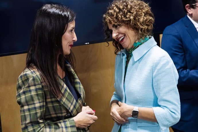 Archivo - La consellera de Hacienda, Ruth Merino (i), y la vicepresidenta primera del Gobierno y ministra de Hacienda, María Jesús Montero (d), en una imagen de archivo.