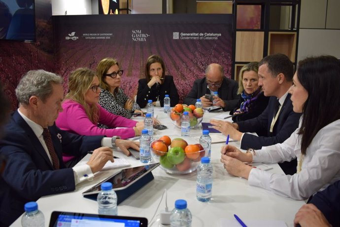 El conseller d'Agricultura de la Generalitat, Òscar Ordeig, amb representants d'empreses i entitats catalanes presents en la Fruit Logistica de Berlín