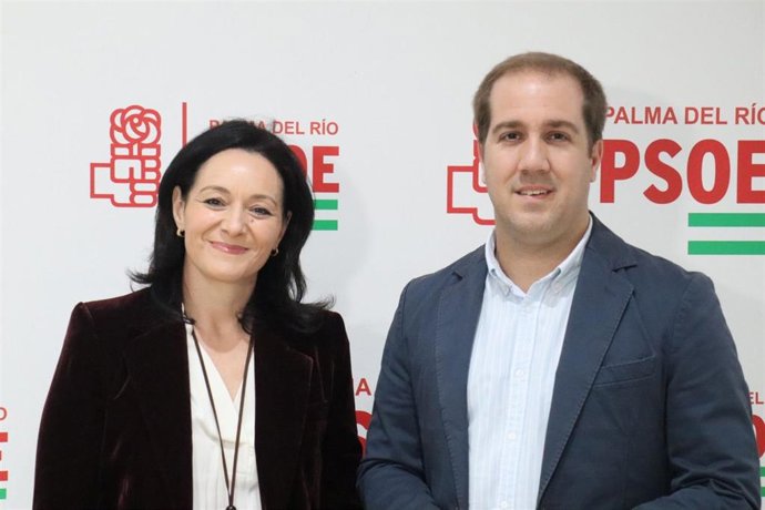 Rafi Crespín y Carlos Muñoz, en la sede del PSOE de Palma del Río.