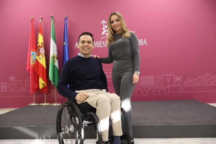El deportista paralímpico Paco Salinas y la concejal de Educación e Infancia, Narci Ruiz.