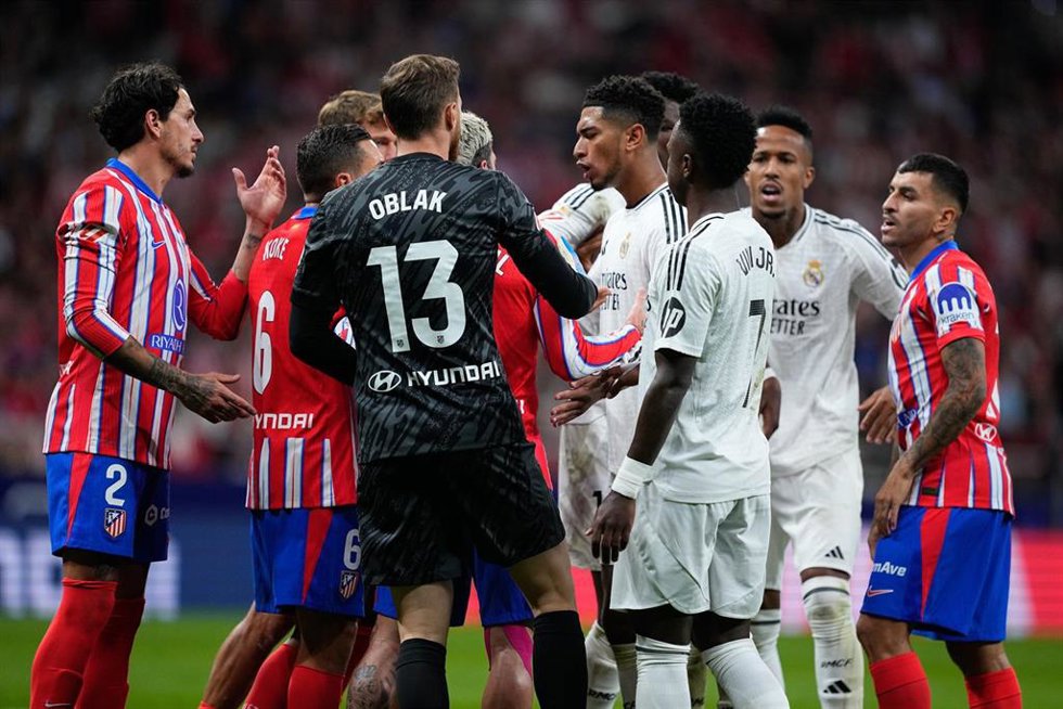 Archivo - Jude Bellingham of Real Madrid fights with Jorge Resurreccion Koke of Atletico de Madrid during the Spanish League, LaLiga EA Sports, football match played between Atletico de Madrid and Real Madrid at Civitas Metropolitano stadium on Septembe