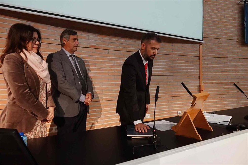 El acto ha tenido lugar en la propia facultad, presidido por el rector, Teodomiro López, y por la secretaria general de la UMA, Elsa Álvarez.