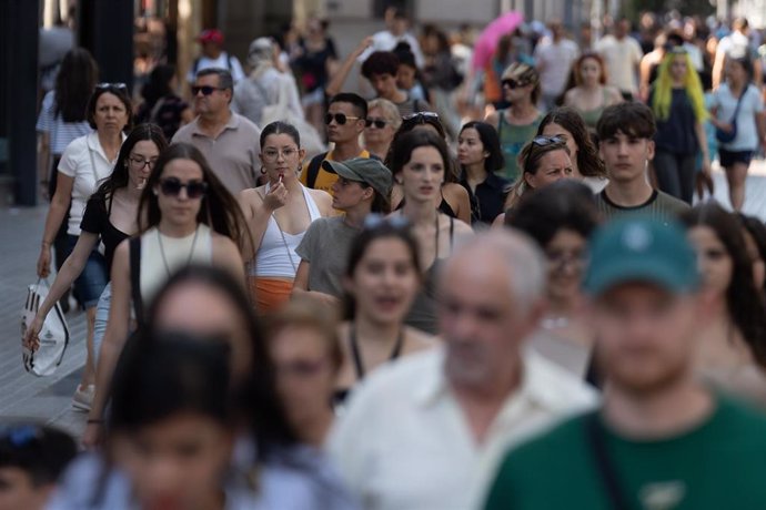 Archivo - Decenas de personas caminan por el centro de Barcelona.