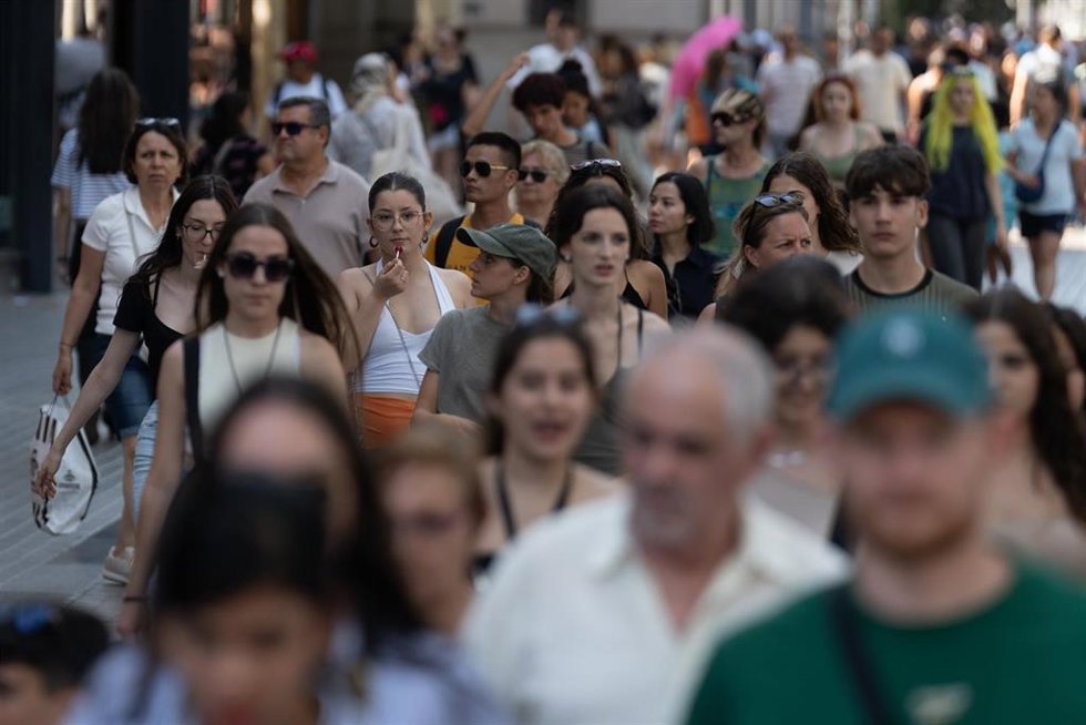 Archivo - Decenas de personas caminan por el centro de Barcelona.