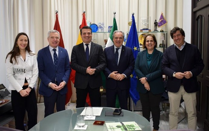 Presentación en el Ayuntamiento de la Sexta Jornada Nacional de Alimentación, un encuentro organizado por el Consejo General de Colegios Farmacéuticos, a través de su Vocalía Nacional de Alimentación, y el Colegio de Farmacéuticos de Córdoba.