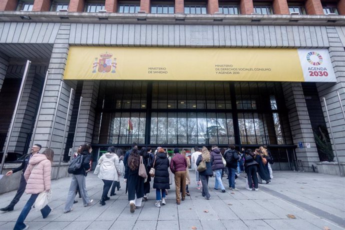 Varias personas entran a las pruebas de Formación Sanitaria, en el Ministerio de Sanidad, a 25 de enero de 2025, en Madrid (España).