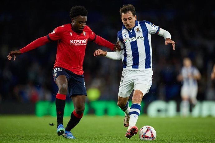 Archivo - El jugador de Osasuna Enzo Boyomo junto a Mikel Oyarzabal (Real Sociedad) durante un encuentro de Liga en el Reale Arena.