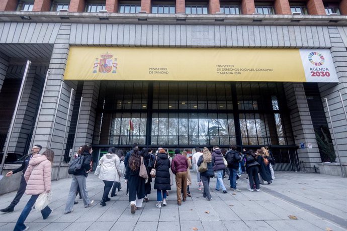 Varias personas entran a las pruebas de Formación Sanitaria, en el Ministerio de Sanidad, a 25 de enero de 2025, en Madrid (España). Hoy se celebra en toda España el examen de acceso de Formación Sanitaria Especializada en Medicina, Farmacia, Enfermería, 