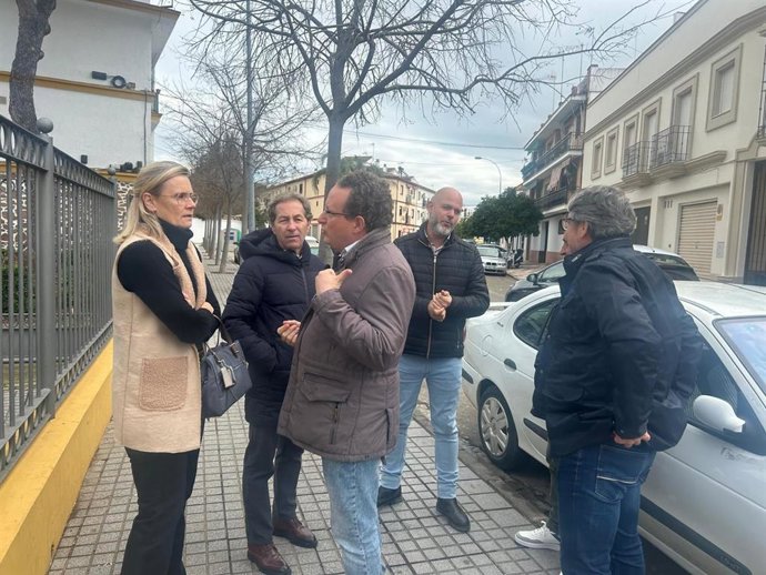 El diputado nacional de Vox por Córdoba, José Ramírez de Río (centro), visita Palma del Río.