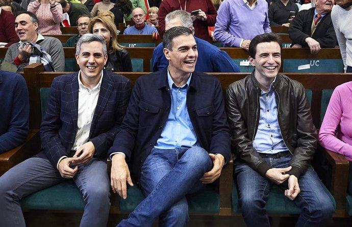 Archivo - Pablo Zuloaga, Pedro Sánchez, y Pedro Casares en foto de archivo