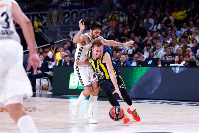 Archivo - Arturs Zagars y Facundo Campazzo durante el Real Madrid-Fenerbahce de la Euroliga 24-25
