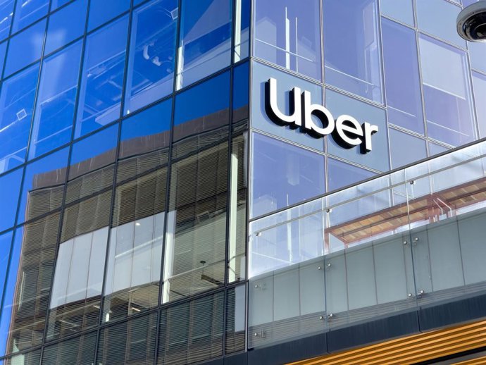 Archivo - FILED - 25 February 2024, US, San Francisco: The Uber logo can be seen at the headquarters of the ride service provider. Photo: Andrej Sokolow/dpa