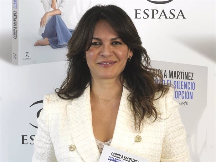 Fabiola Martínez posa en photocall durante la presentación de su libro 'Cuando el silencio no es una opción', a 05 de febrero de 2025, en Madrid (España).