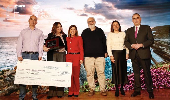 La presidentade Cantabria, María José Sáenz de Buruaga, entrega, a título póstumo, el Premio Mare Medio Ambiente a Jesús Mojas Mauri