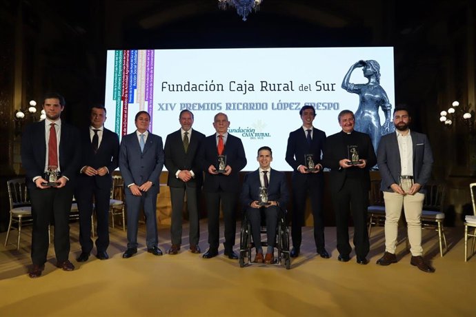 Foto familiar de los galardonados en los XIV Premios 'Ricardo López Crespo' de Fundación Caja Rural del Sur.