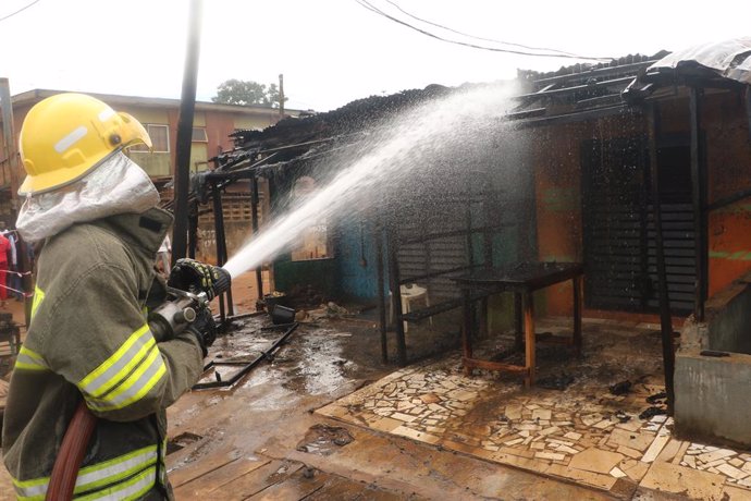 Archivo - (201008) -- LAGOS, Oct. 8, 2020 (Xinhua) -- A firefighter puts out a fire at the scene of a gas station explosion in Baruwa area of Lagos state, Nigeria, Oct. 8, 2020. Eight people have so far been confirmed killed following an explosion on Thur