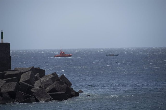 Archivo - Imagen de archivo de un cayuco a su llegada al puerto de La Restinga, en El Hierro, Canarias (España).