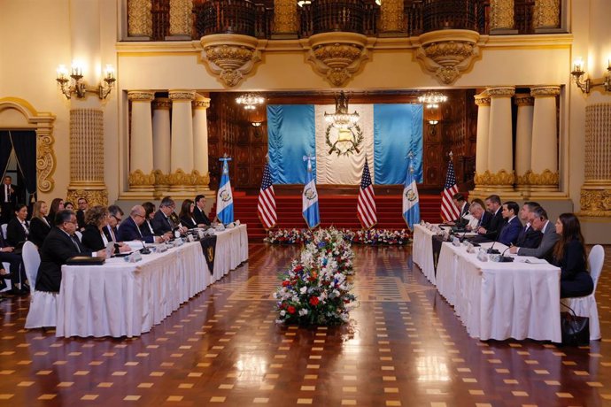 Las delegaciones de Guatemala y EEUU con el presidente guatemalteco, Bernardo Arévalo, y el jefe de la diplomacia estadounidense, Marco Rubio