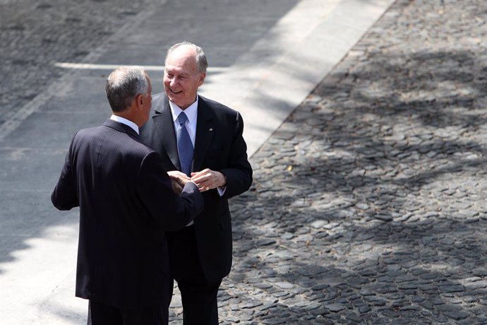 Archivo - July 9, 2018 - Lisbon, Portugal - Portugal's President Marcelo Rebelo de Sousa (L) welcomes Prince Karim Aga Khan IV during an official visit at the Belem Palace in Lisbon, Portugal, on July 9, 2018. Prince Karim Aga Khan IV, will be in Lisbon u