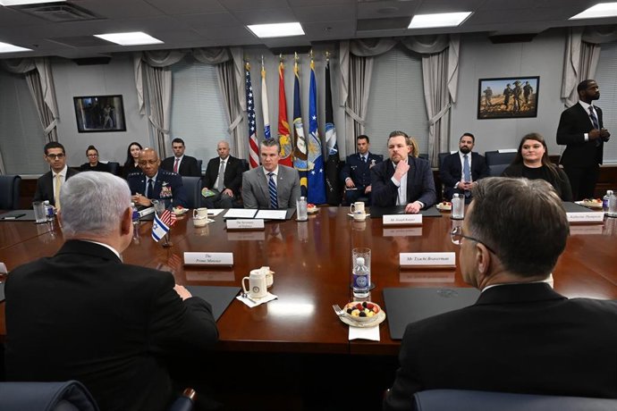El jefe del Pentágono, Pete Hegseth, reunido con el primer ministro de Israel, Benjamin Netanyahu y sus respectivos equipos