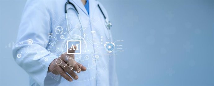 Archivo - Los trabajadores médicos tocan la revolución médica virtual y el avance de la tecnología Inteligencia Artificials