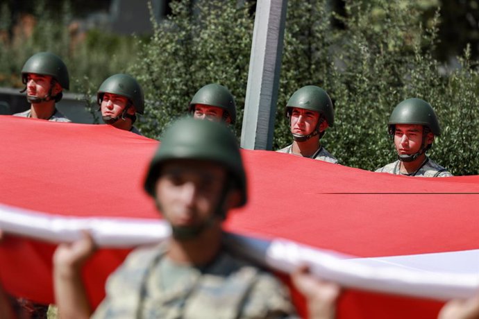 Archivo - August 30, 2024, Ankara, Turkey: Soldiers of the Turkish Armed Forces (TSK) carry the Turkish flag during the parade. Victory Day is an official and national holiday celebrated on August 30th every year in Turkey and the Turkish Republic of Nort