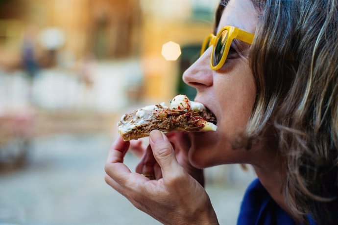 Archivo - Mujer comiendo.