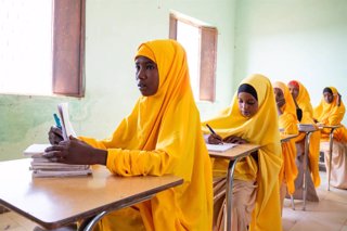 Archivo - Un grupo de niñas asisten a aclase en Puntlandia, Somalia
