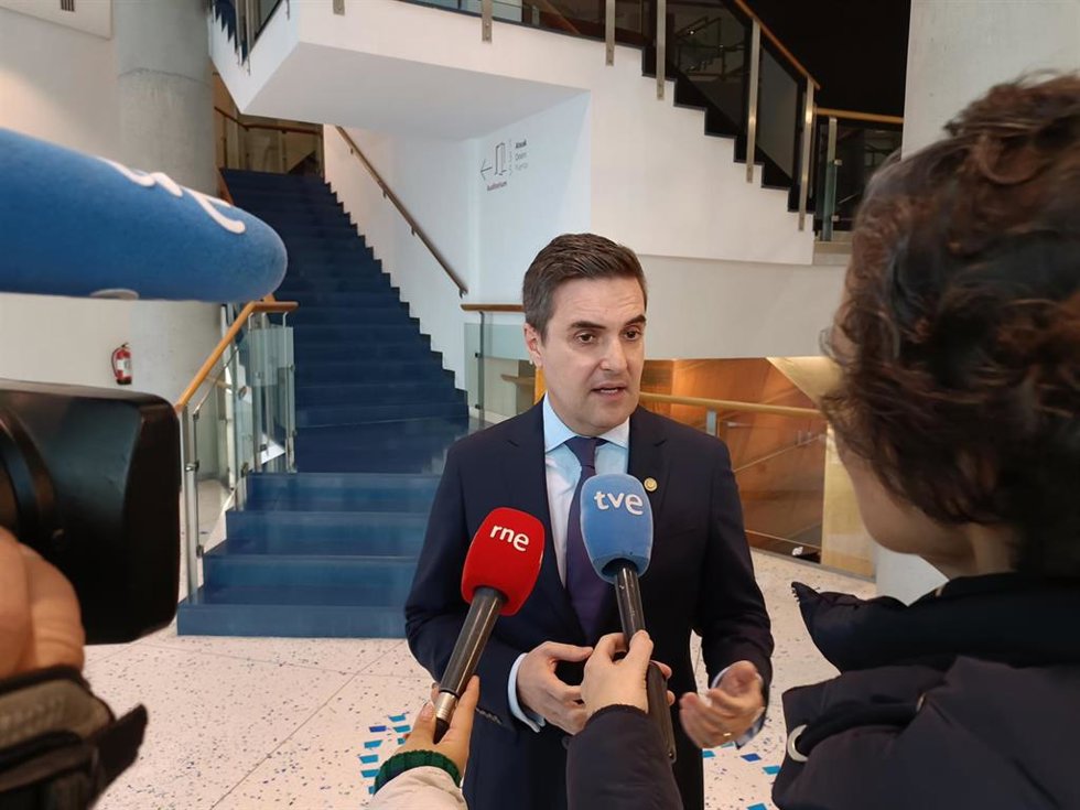 El consejero de Industria, Transición Energética y Sostenibilidad, Mikel Jáuregi, hace declaraciones antes del inicio del Congreso Puerto Sostenible en Bilbao
