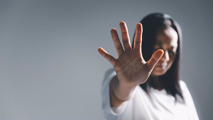 Archivo - Imagen de archivo de una mujer haciendo el gesto de parar. 